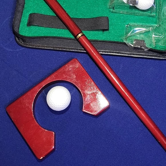 New Indoor Executive Golf Putter Set Travel Kit in Carry Case Wooden Cup 2 Balls - Picture 4 of 4